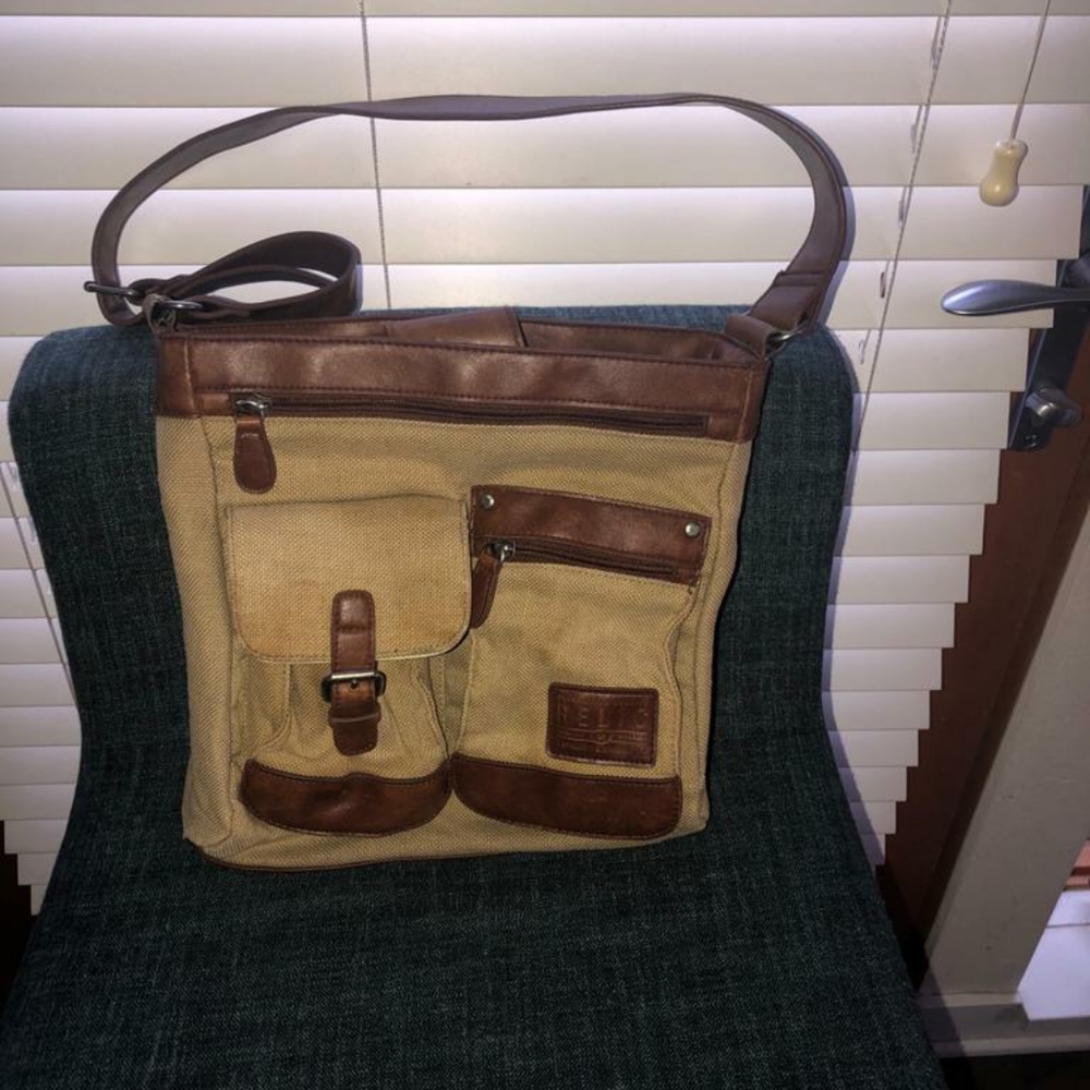 Relic crossbody messenger bag for tablets